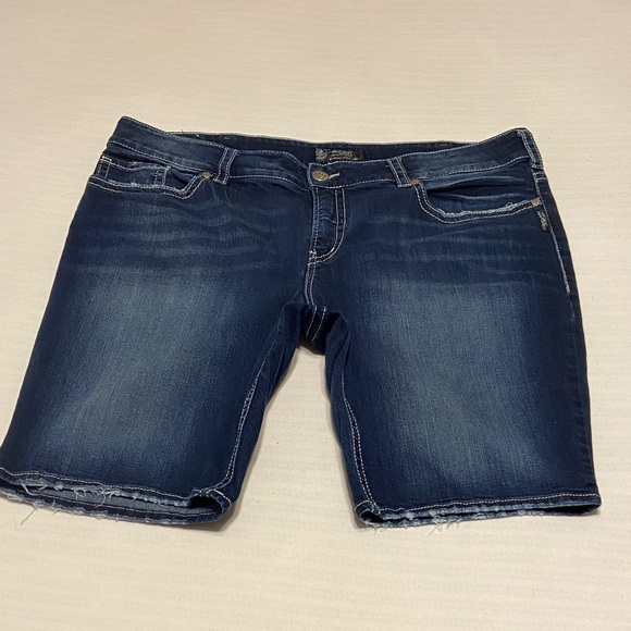 Silver Jeans Co. Suki Mid Rise Curvy Fit Bermuda Jean Shorts Size plus 22 x 11” - Picture 3 of 9